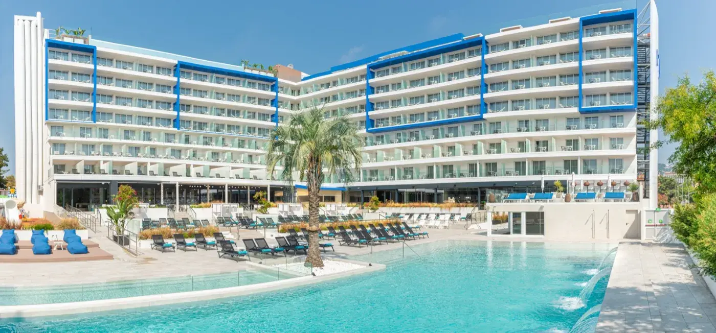 L'Azure Hotel